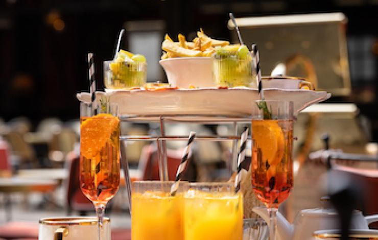 Les Français continuent de consommer des boissons dans les bars et les restos malgré l'inflation