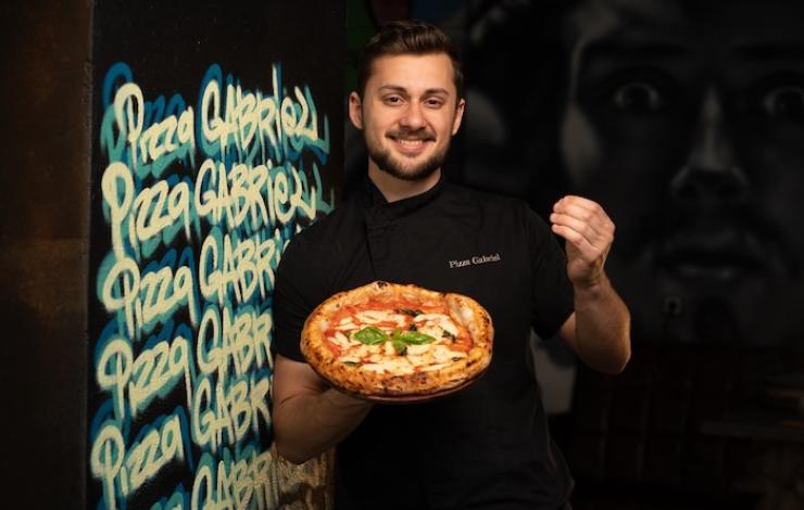 Gabriel Reboul, le pizzaiolo le plus suivi de France, publie Pizza Gabriel
