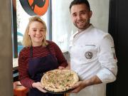 Pizza Cosy réalise une pizza avec la cheffe Alexia Duchêne