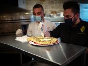 Denny Imbroisi et Peppe Cutraro présentent la pizza Paris-Naples 