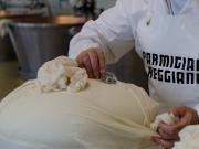 Le consortium du parmigiano reggiano accroît la traçabilité avec l'étiquette numérique
