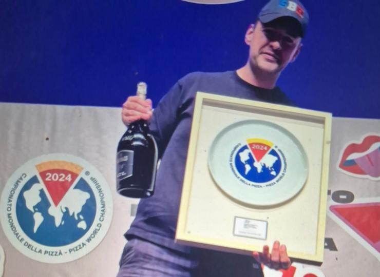 Arnaud Faye, futur chef du Bristol, reçoit le prix Triathlon au Championnat du monde de pizza de Parme