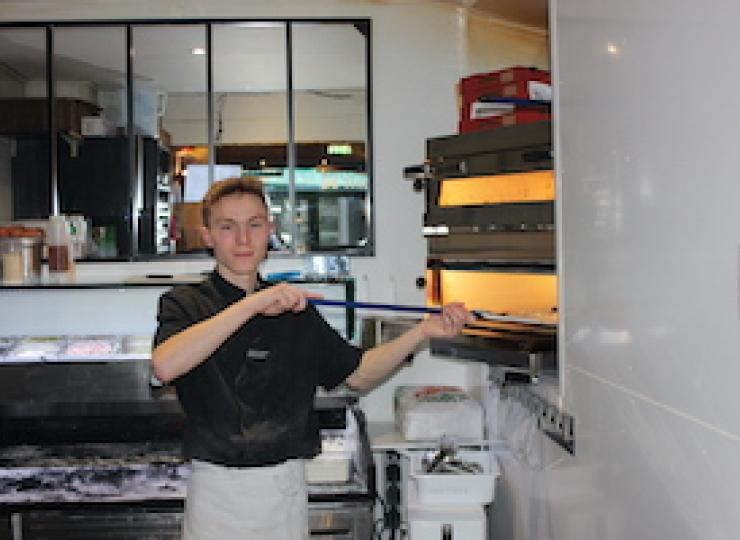 Erwan Vapaille, 19 ans, ouvre sa pizzeria à Bagnoles de l'Orne et sauve un papy de la noyade