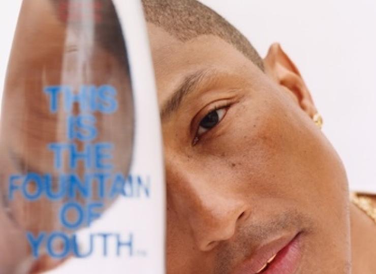 evian® et Pharrell Williams lancent une édition limitée de la bouteille d'eau minérale