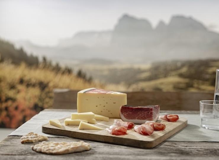 Speck Alto Adige IGP et fromage Stelvio AOP :  une alliance savoureuse pour l'été