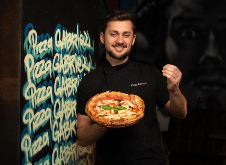 Gabriel Reboul, le pizzaiolo le plus suivi de France, publie Pizza Gabriel