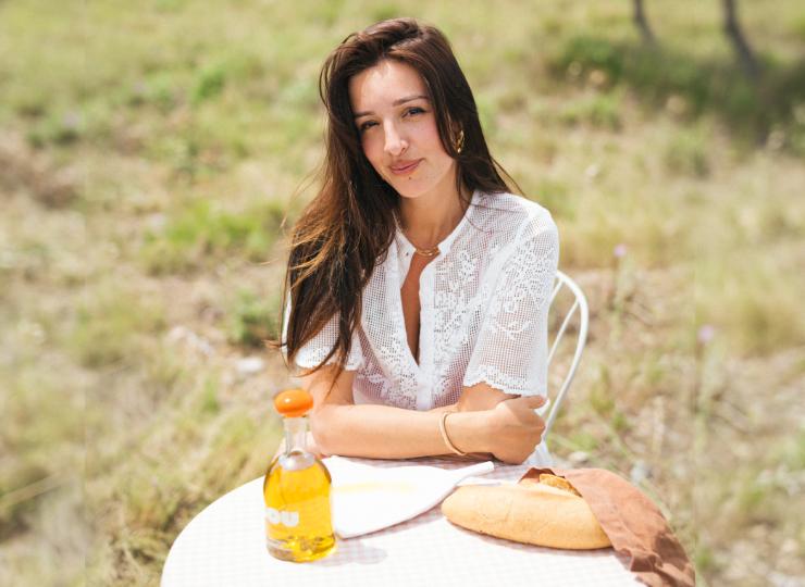 Loulou Kitchen, influenceuse culinaire, lance Lou d'olive, son huile d'olive