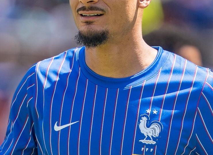 Coupe du monde : Maxence Lacroix, défenseur des  Bleus, offre des pizzas à tout son village de Dordogne 
