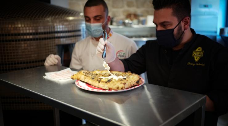 Denny Imbroisi et Peppe Cutraro présentent la pizza Paris-Naples