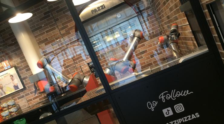 Chez Pazzi, le pizzaïolo est un robot