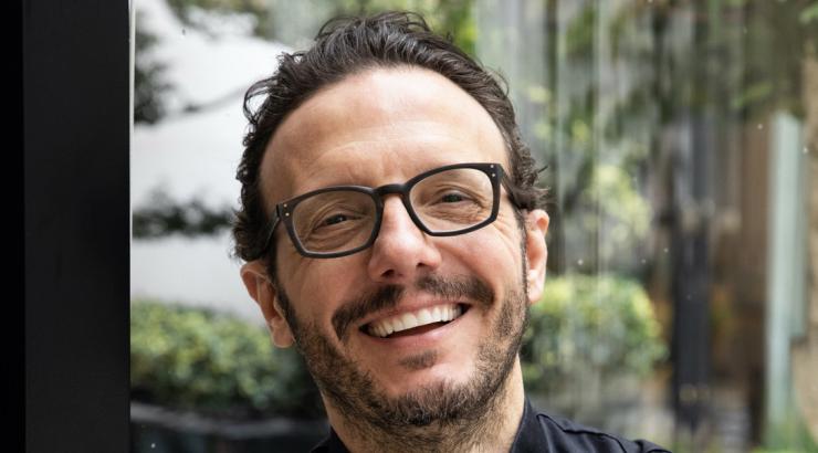 Le village gastronomique invite le chef Simone Zanoni dans sa cuisine expérientielle
