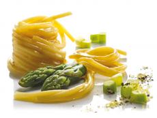 Spaghetti aux œufs et asperges au parfum de citron