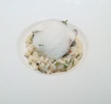 Risotto aux palourdes, asperges de mer, émulsion à la bière