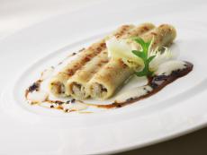 Macaronis farcis à la truffe noire, artichaut et foie gras de canard,