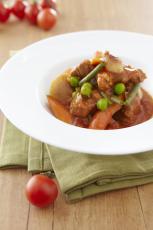 Sauté d'agneau à la tomate et aux petits légumes