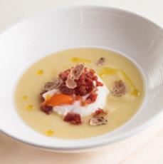 Jambon de Parme et truffe blanche accompagnés d'œufs pochés