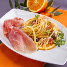 Linguine à l’orange, olives Cailletier et jambon de Parme