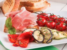 Légumes grillés aux herbes, épices et jambon de Parme