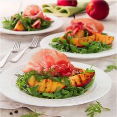 Salade de nectarines grillées, roquette et jambon de Parme