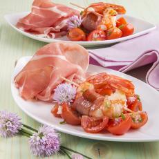 Brochettes de crevettes et jambon de Parme, tomates cerises