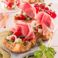 Salade grecque, Friselle et jambon de Parme