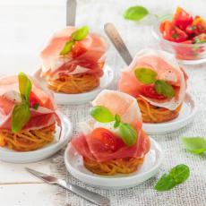 Nids de spaghettis frits, mozzarella et jambon de Parme