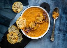 Velouté de carottes et de maïs, chips de parmesan aux graines de pavot