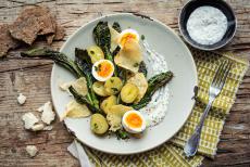 Salade de pommes de terre nouvelles, œufs durs et parmesan grillé