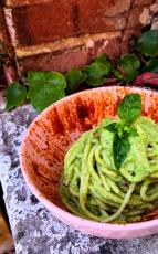 Spaghetti avec pesto de courgettes et sauce aux anchois