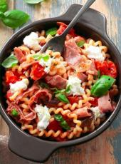 Fusilli au Jambon de Parme, aubergines et burrata