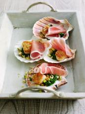 Coquilles Saint-Jacques, sauce gremolata et jambon de Parme