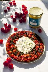 Tarte tatin au confit de canard, tomates cerises et stracciatella