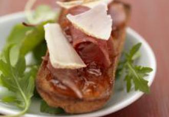 Tartine de fromage de brebis aux copeaux de jambon de Bayonne