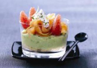 Tiramisu de saumon fumé Delpeyrat, avocat, pamplemousse rose