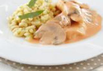 Aiguillettes de poulet, coquillette au bouillon de légumes