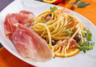 Linguine à l’orange, olives Cailletier et jambon de Parme