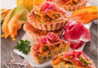 Mini quiches, fleurs de citrouille et jambon de Parme