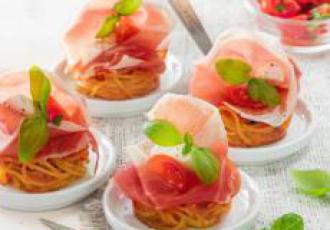 Nids de spaghettis frits, mozzarella et jambon de Parme