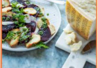 Salade de betterave rouge, parmesan et sauce aux herbes 