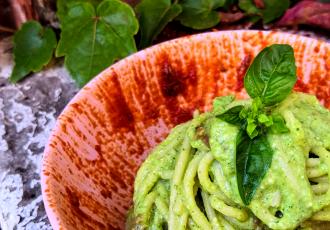 Spaghetti avec pesto de courgettes et sauce aux anchois 