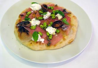 Focaccia au carpaccio de veau, ricotta di bufala, anchois, fenouil