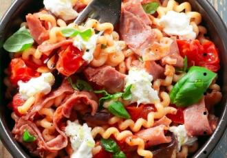 Fusilli au Jambon de Parme, aubergines et burrata