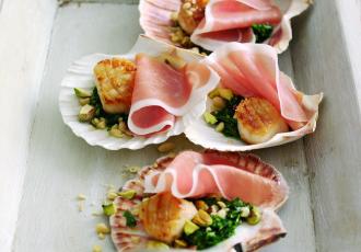 Coquilles Saint-Jacques, sauce gremolata et jambon de Parme