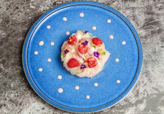 Carpaccio de bar au fenouil, vinaigrette de framboises